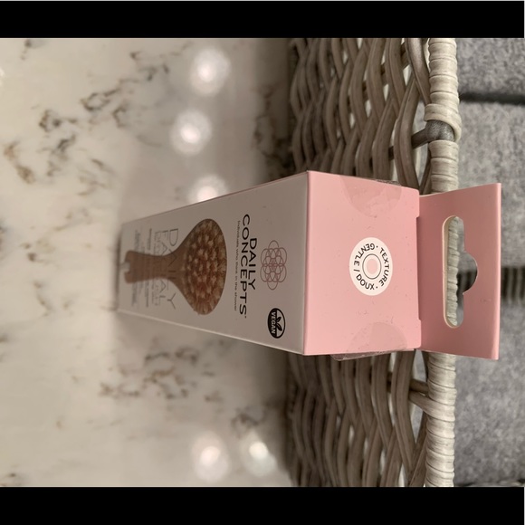 Daily Facial Dry Brush - Picture 2 of 3